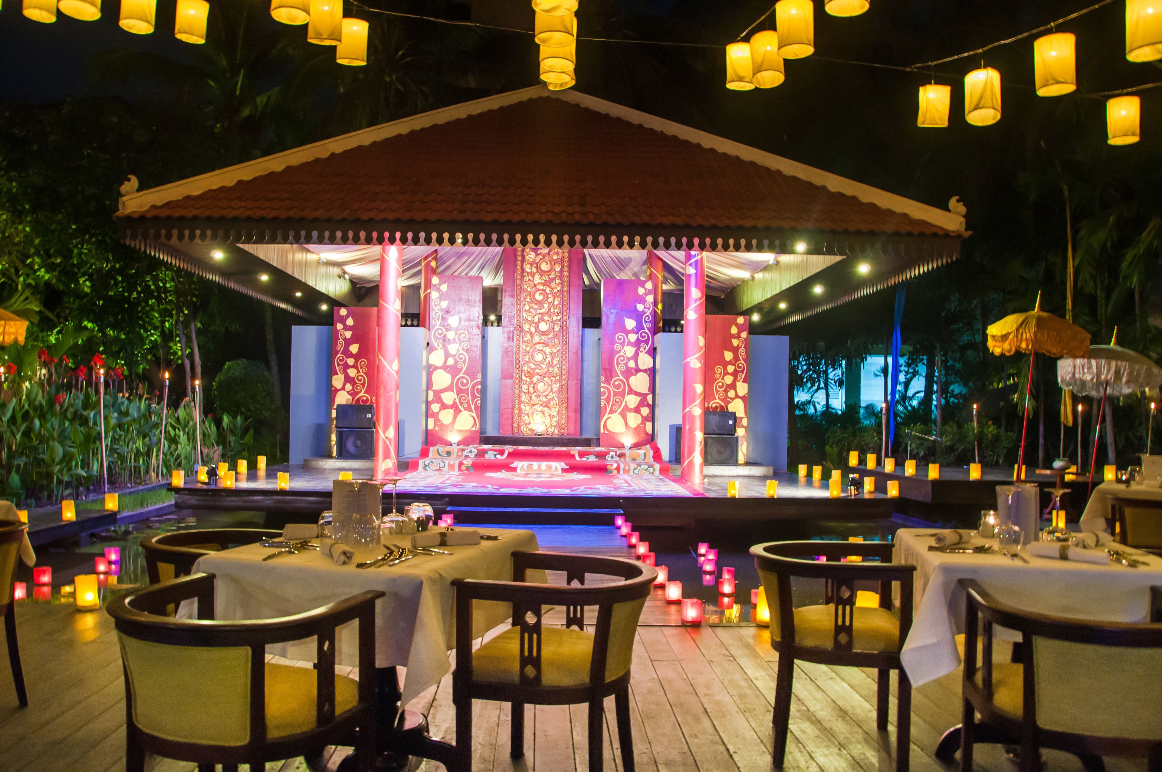 4 restaurants, breakfast, lunch, dinner served; international cuisine