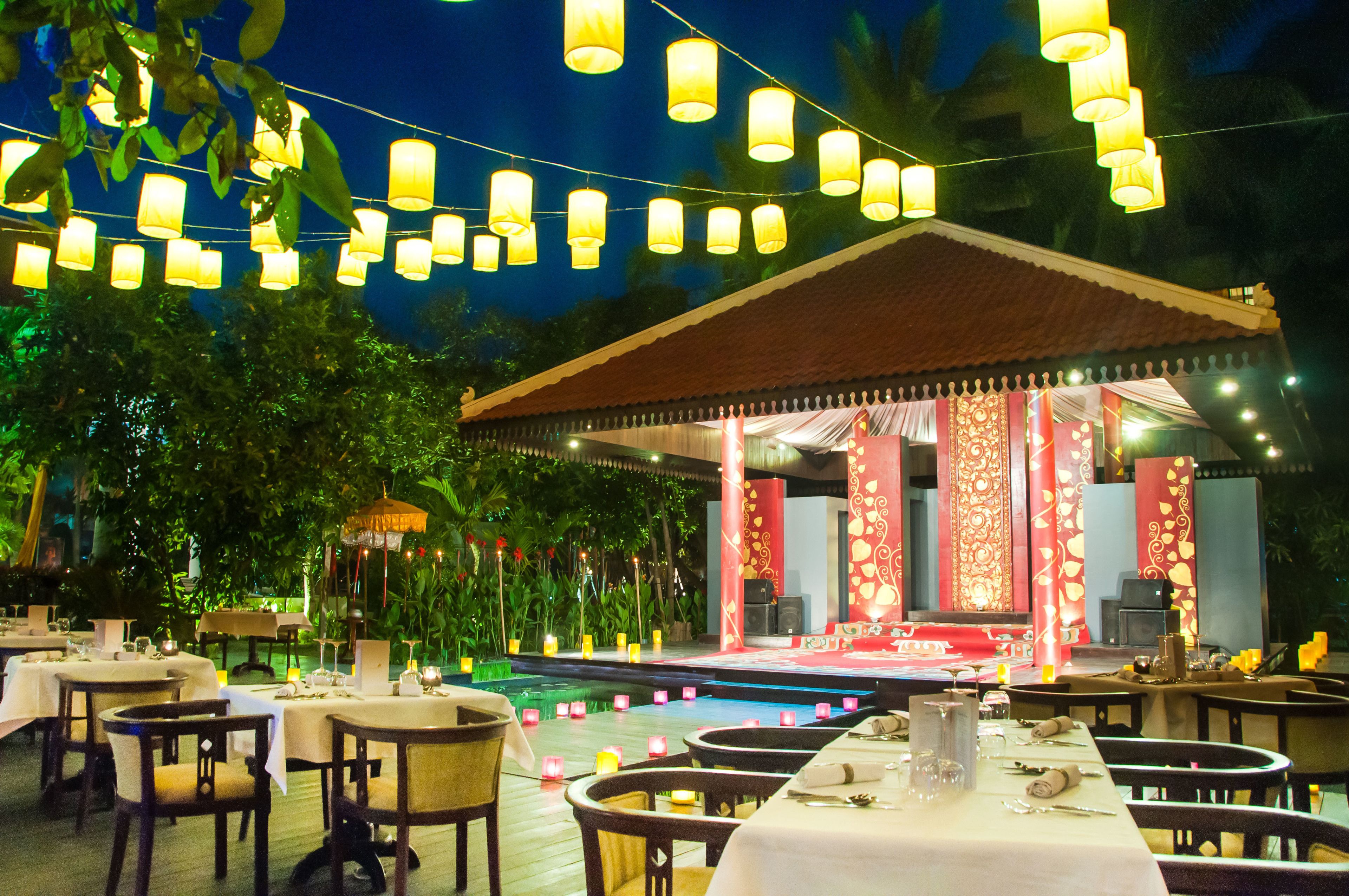 4 restaurants, breakfast, lunch, dinner served; international cuisine