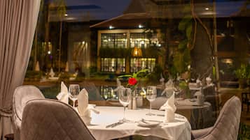 4 restaurants, breakfast, lunch, dinner served; international cuisine