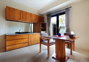 Town House - Free Tea Time  | Essbereich im Zimmer