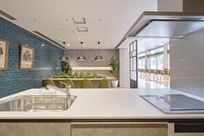 Refrigerador, microondas y cafetera y tetera 