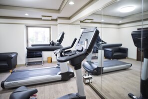 A gym with treadmills, stationary bikes, and a mirrored wall. - Takamatsu Park Hotel (Takamatsu)