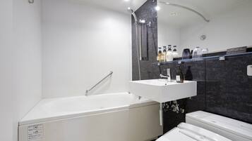 Bañera con ducha, artículos de tocador gratuitos, secador de pelo