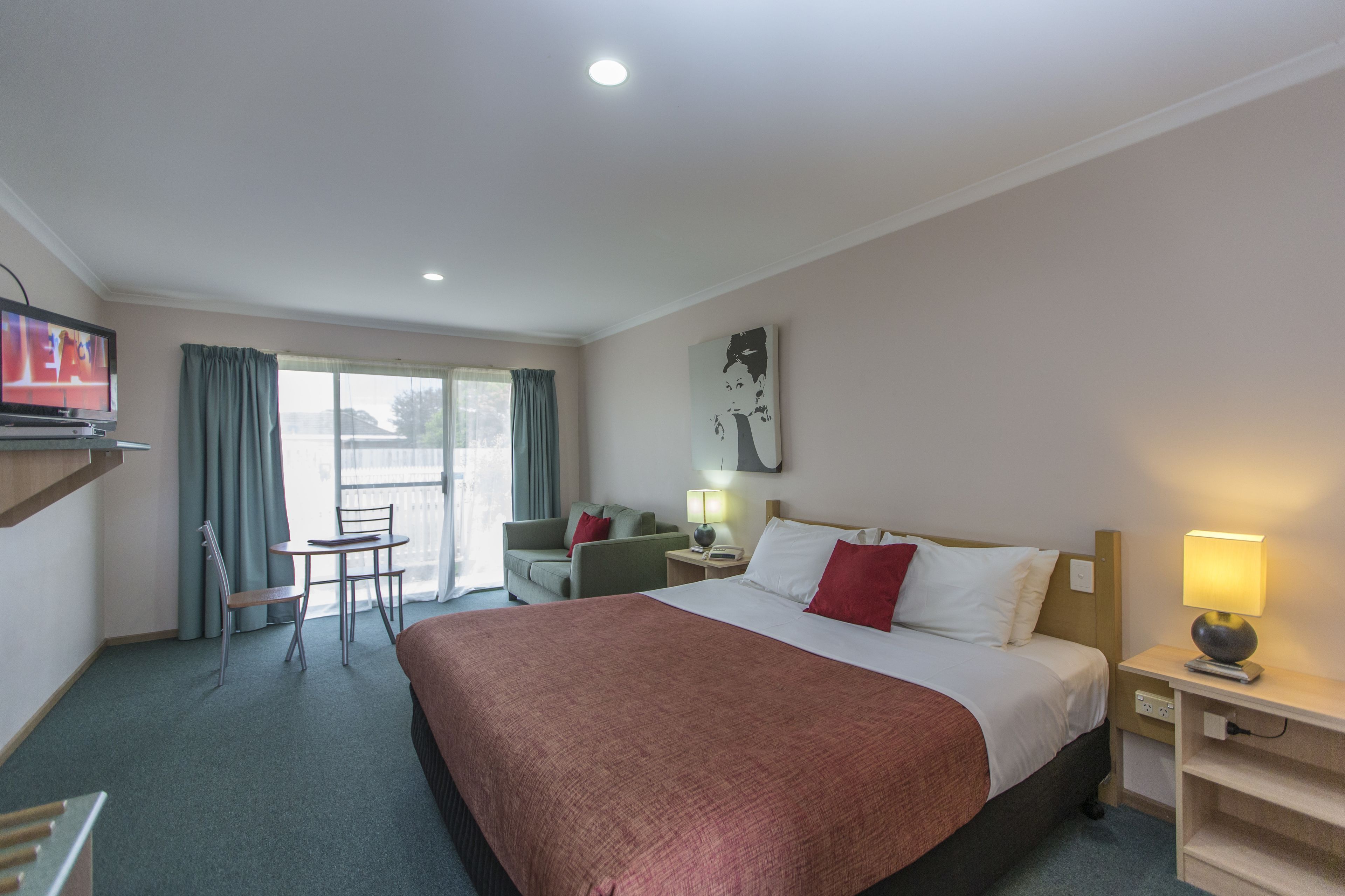 Habitación estándar doble | Minibar, tabla de planchar con plancha, wifi gratis y ropa de cama