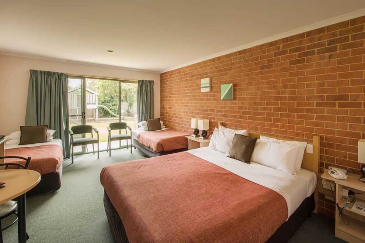 Family Room | Minibar, iron/ironing board, free WiFi, bed sheets