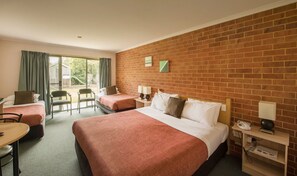 Habitación familiar | Minibar, tabla de planchar con plancha, wifi gratis y ropa de cama 