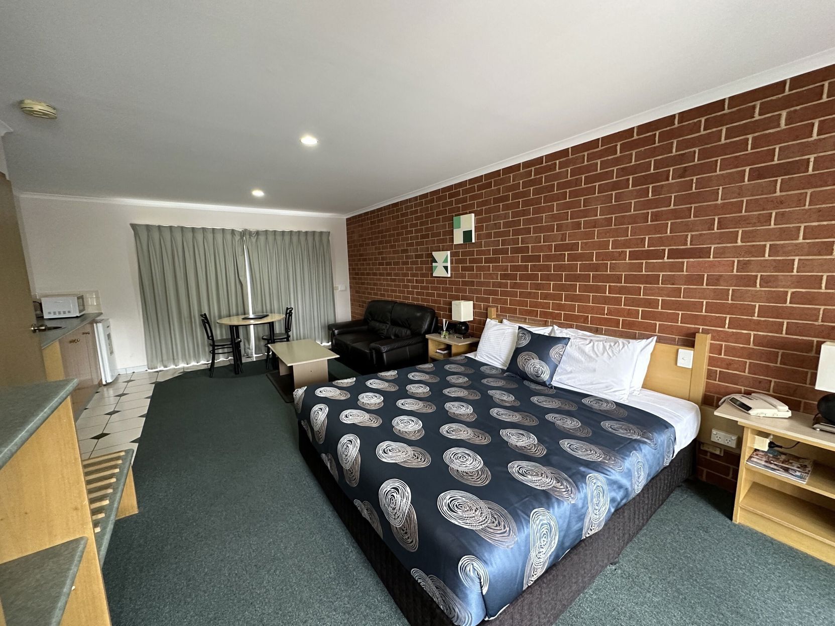 Minibar, iron/ironing board, free WiFi, bed sheets