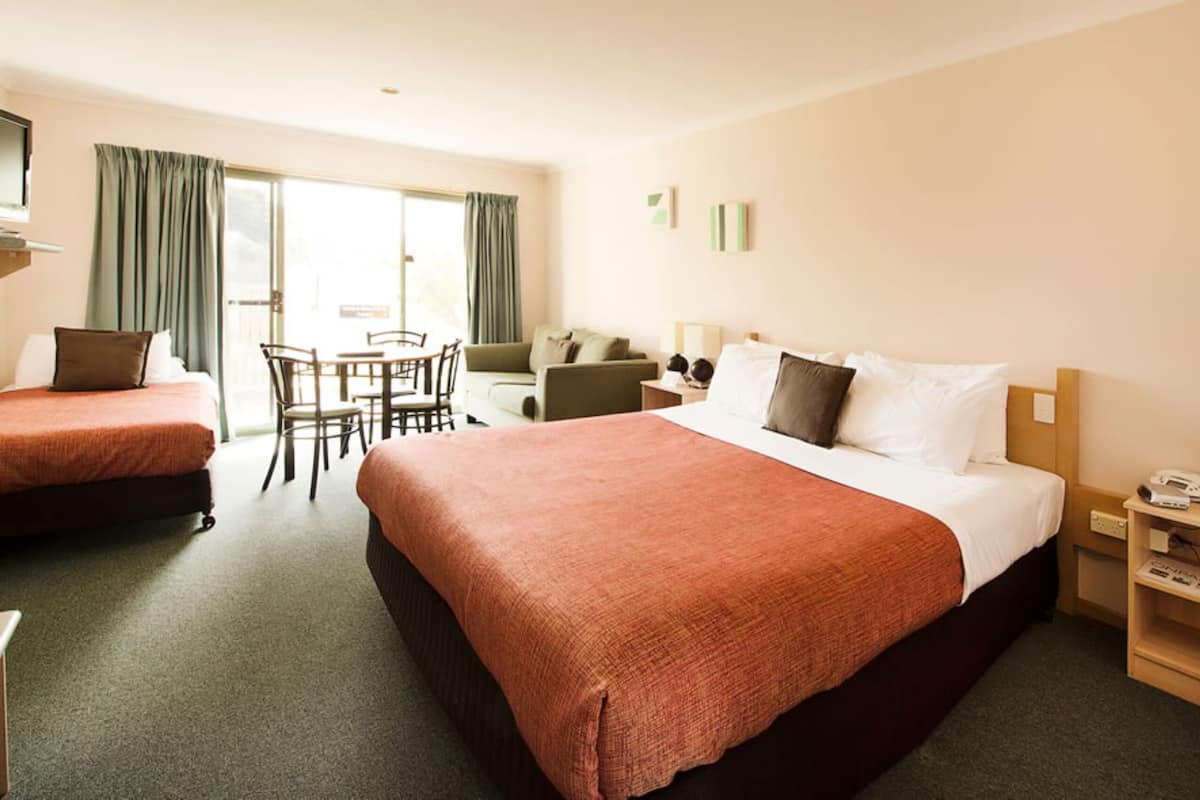 Standard Double Room | Minibar, iron/ironing board, free WiFi, bed sheets