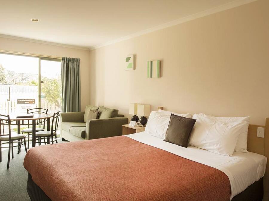 Minibar, tabla de planchar con plancha, wifi gratis y ropa de cama