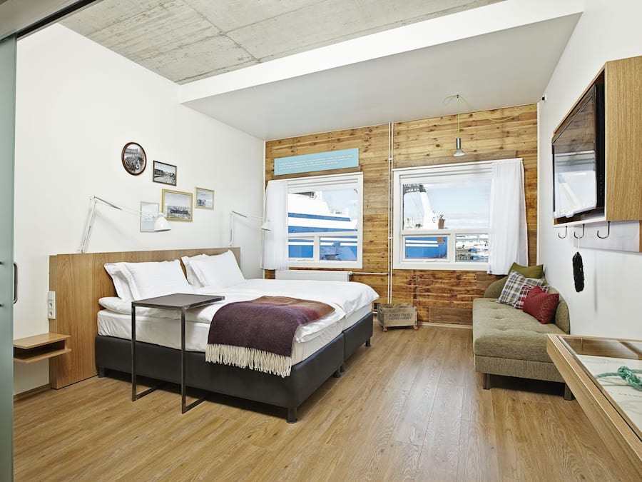 Peti besi dalam bilik, meja, ruang kerja komputer riba