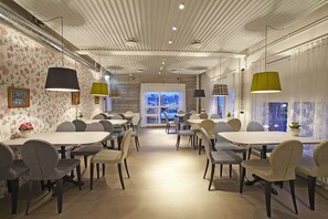 每日供应自助式早餐（每人 ISK 4050）