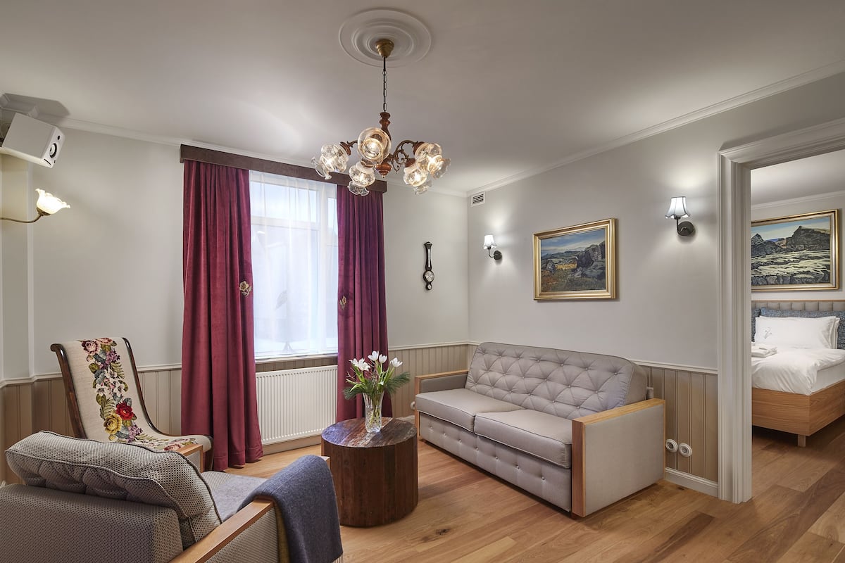 Junior Suite | 1 bedroom, hypo-allergenic bedding, in-room safe, desk