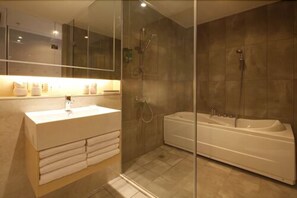 Shower, pancuran hujan, perlengkapan mandi gratis, dan sandal