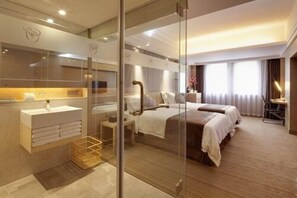 Kamar Twin Deluks, 2 Tempat Tidur Twin | Selimut bulu angsa, brankas, tirai kedap cahaya, dan Wi-Fi gratis