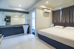 Habitación estándar, 1 cama matrimonial | Caja de seguridad en la habitación, escritorio, wifi y ropa de cama