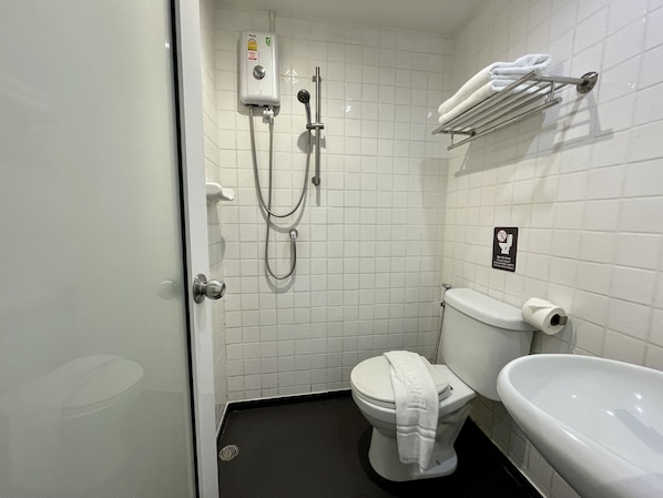 A bathroom with a toilet, bidet, and sink. - My Hotel Pratunam (Bangkok)