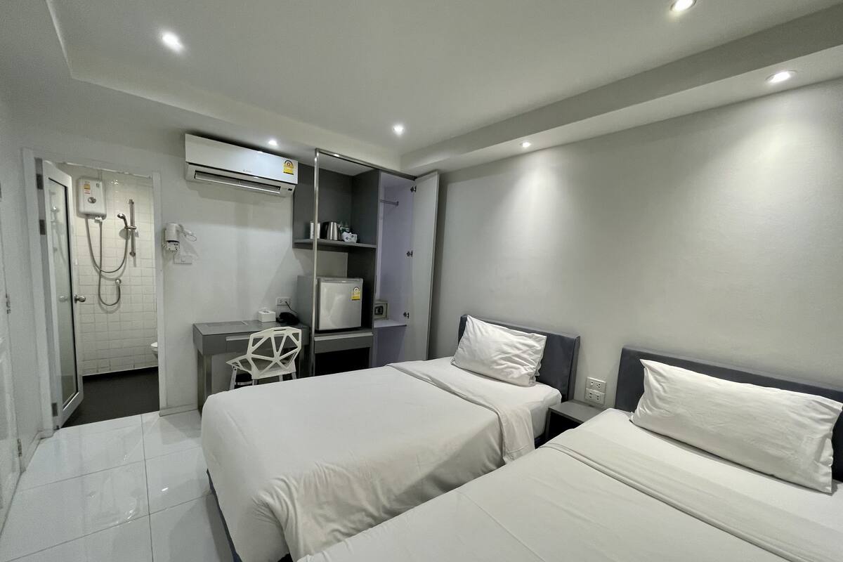Cubic No Window, 2 Single Beds | Safe på rommet, skrivebord, wi-fi (inkludert) og sengetøy