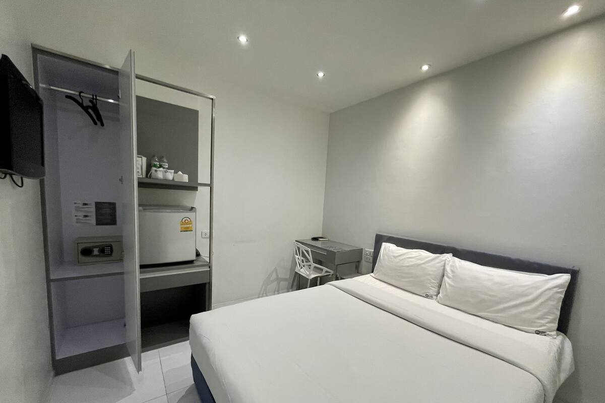 Cubic No Window, 1 Double Bed | Safe på rommet, skrivebord, wi-fi (inkludert) og sengetøy