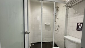 Cubic No Window, 1 Double Bed | 욕실 | 슬리퍼, 타월