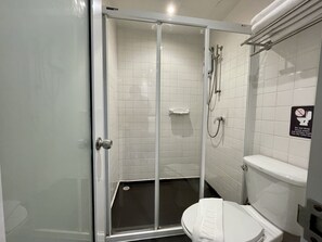 Cubic No Window, 1 Double Bed | Bathroom | Towels - My Hotel Pratunam (Bangkok)