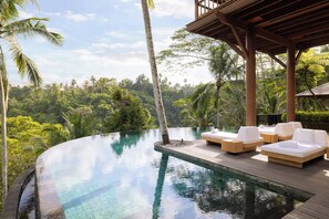 Outdoor pool, pool umbrellas, pool loungers - COMO Shambhala Estate (Ubud)