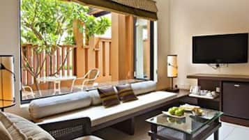 Studio | 1 bedroom, free minibar items, in-room safe, iron/ironing board