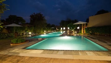 Una piscina al aire libre