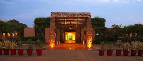 Fachada da propriedade à noite