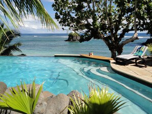 Outdoor pool, pool umbrellas, sun loungers - Seabreeze Resort Samoa - Exclusively for adults (Aufaga)