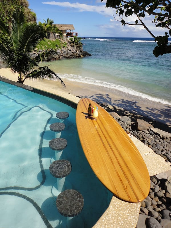 Piscine extérieure, parasols de plage, chaises longues