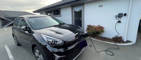 Electric vehicle charging station