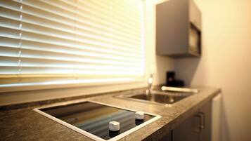 Réfrigérateur, micro-ondes, cafetiÚre/bouilloire, bouilloire électrique