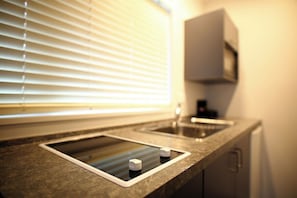 Fridge, microwave, coffee/tea maker, electric kettle - Oamaru Motor Lodge (Oamaru)