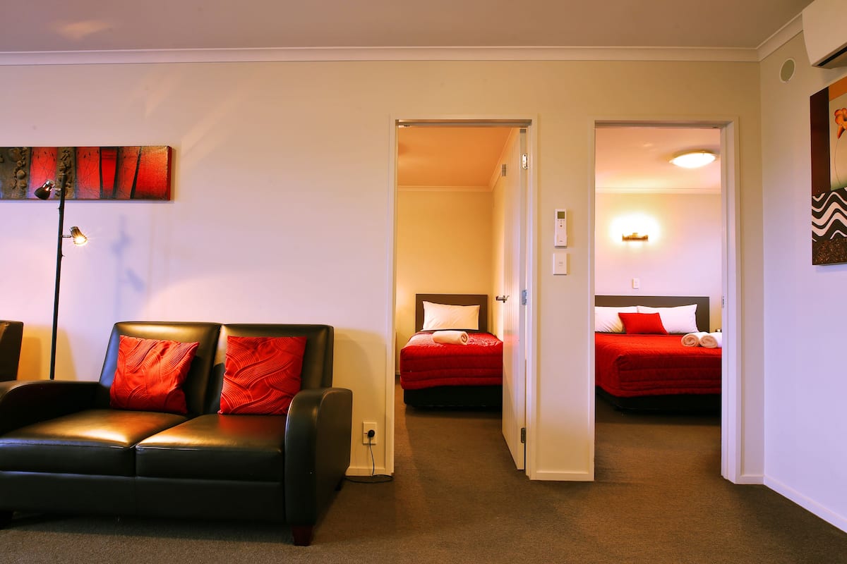 Suite, 2 chambres | Literie de qualitĂ©, coffre-fort, bureau, systĂšme dâinsonorisation