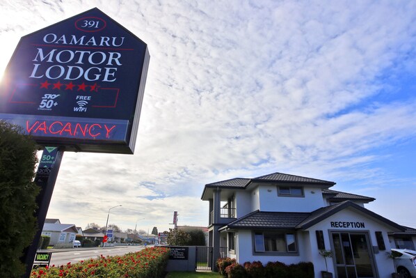 Front of property - Oamaru Motor Lodge (Oamaru)