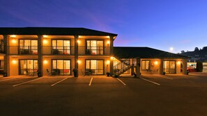 Courtyard - Oamaru Motor Lodge (Oamaru)