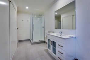 Studio | Kylpyhuone | Suihku, hiustenkuivaaja, pyyhkeet