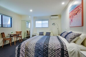 Estudio | Cortinas blackout, tabla de planchar con plancha y wifi gratis 