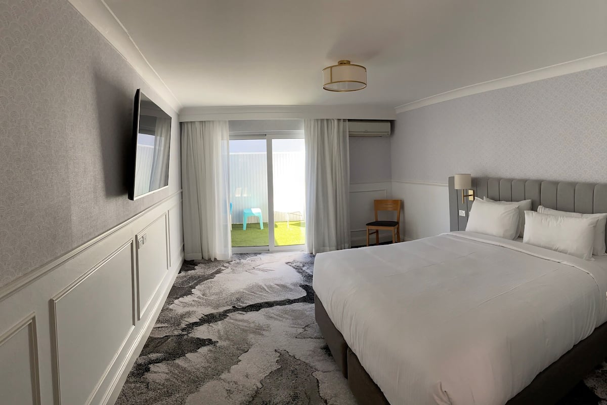 room, 1 king bed, non smoking | desk, blackout curtains, iron/ironing board, free wifi