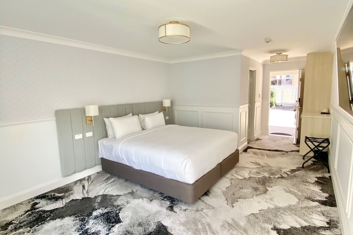 room, 1 king bed, non smoking | desk, blackout curtains, iron/ironing board, free wifi