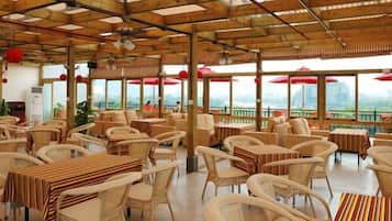 Breakfast, lunch, dinner served; local cuisine, sea views