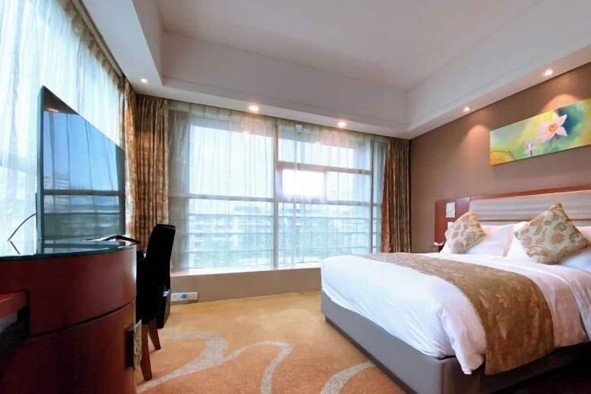 Blackout drapes, soundproofing, iron/ironing board, free WiFi
