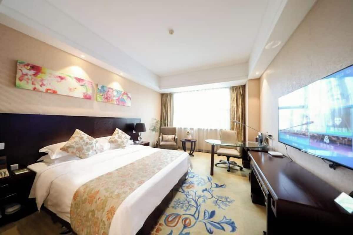 Blackout drapes, soundproofing, iron/ironing board, free WiFi
