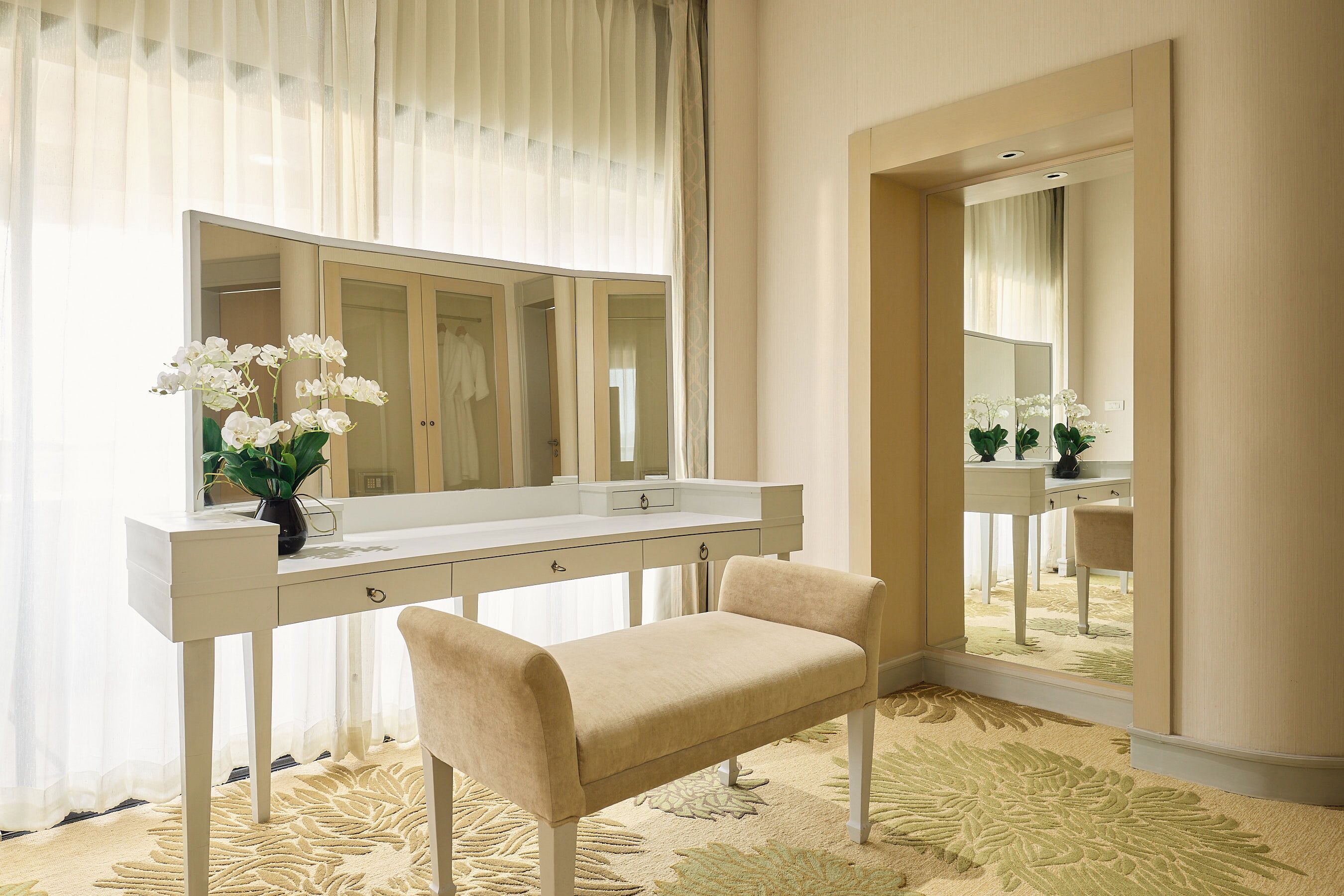 Royal Suite | Bathroom | Shower, rainfall showerhead, free toiletries, hair dryer