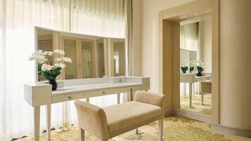 Royal Suite | Bathroom | Shower, rainfall showerhead, free toiletries, hair dryer