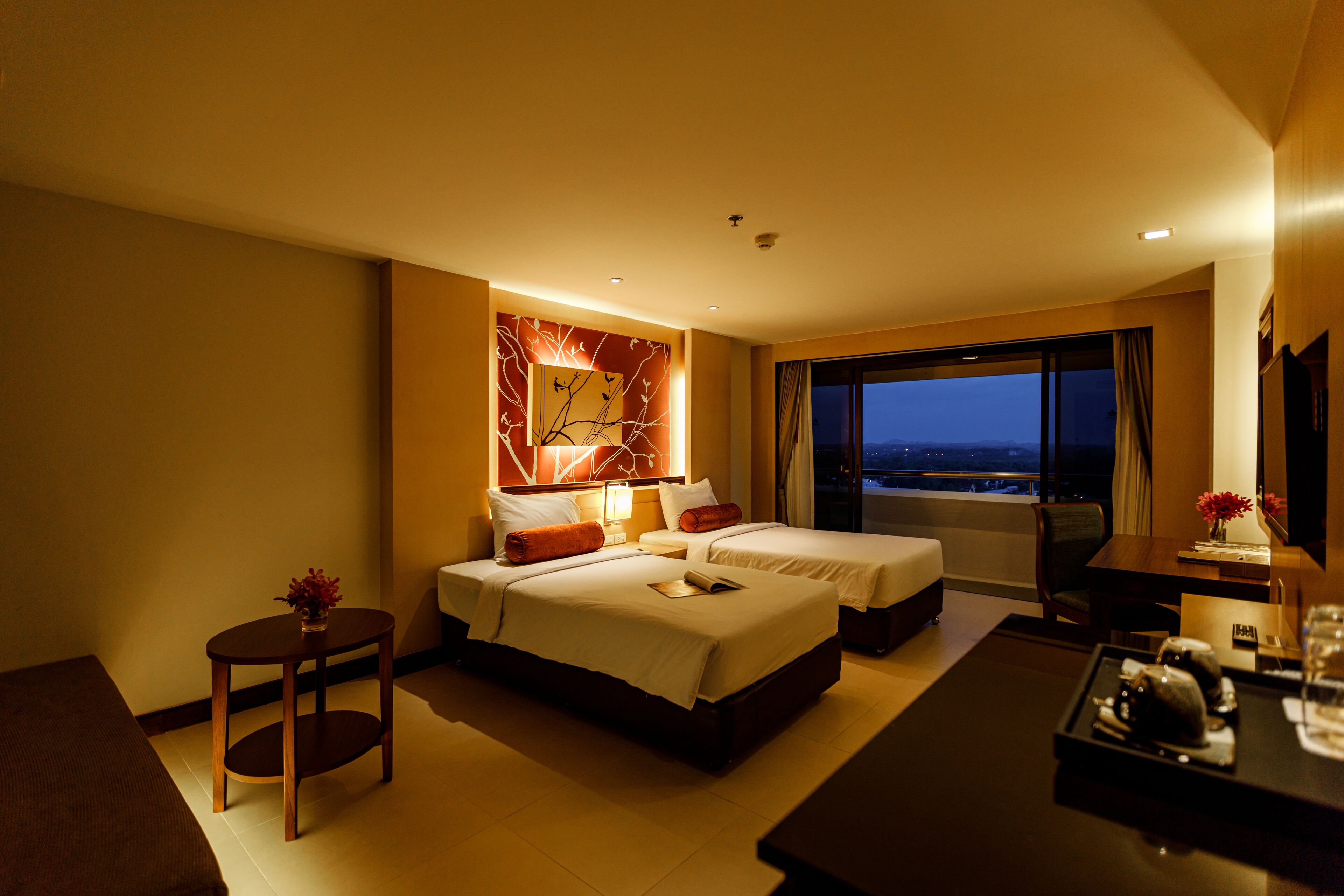 deluxe twin room | 1 bedroom, minibar, in-room safe, desk