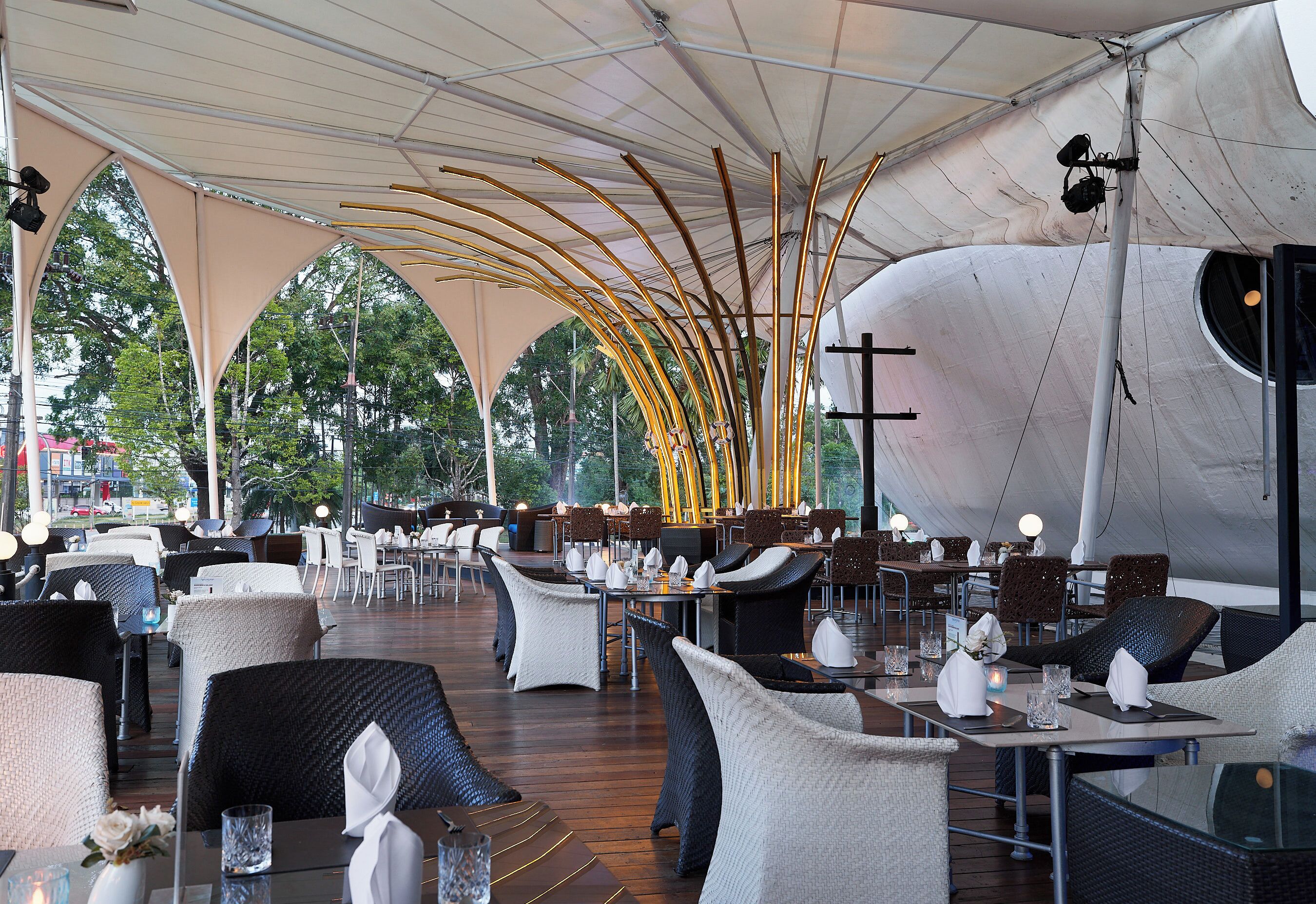 2 restaurants, breakfast, lunch, dinner served; international cuisine