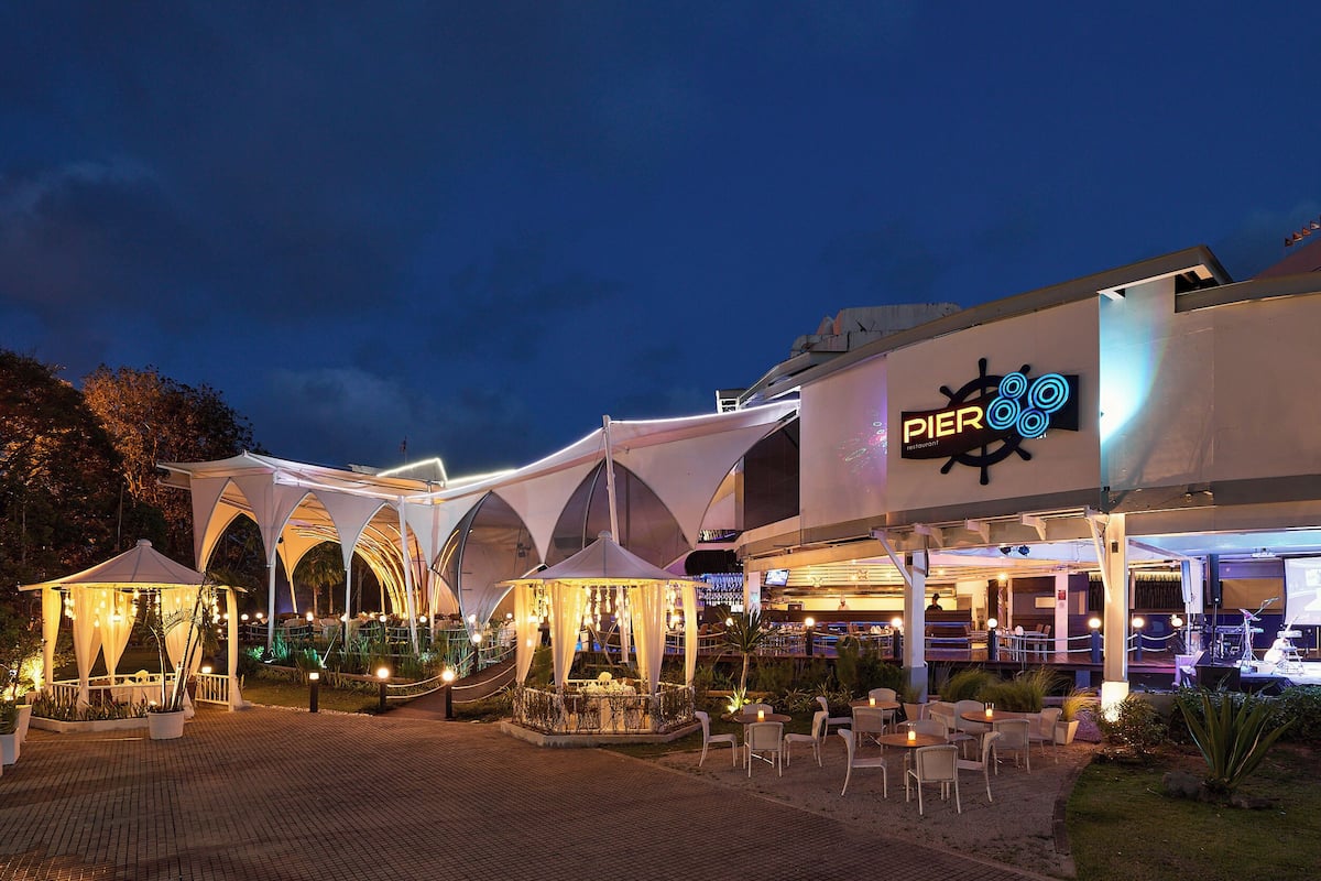 2 restaurants, breakfast, lunch, dinner served; international cuisine