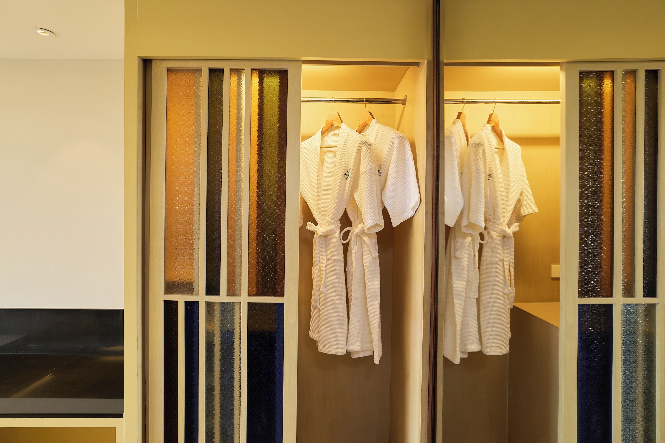 deluxe room, 1 double bed, corner | 1 bedroom, minibar, in-room safe, desk