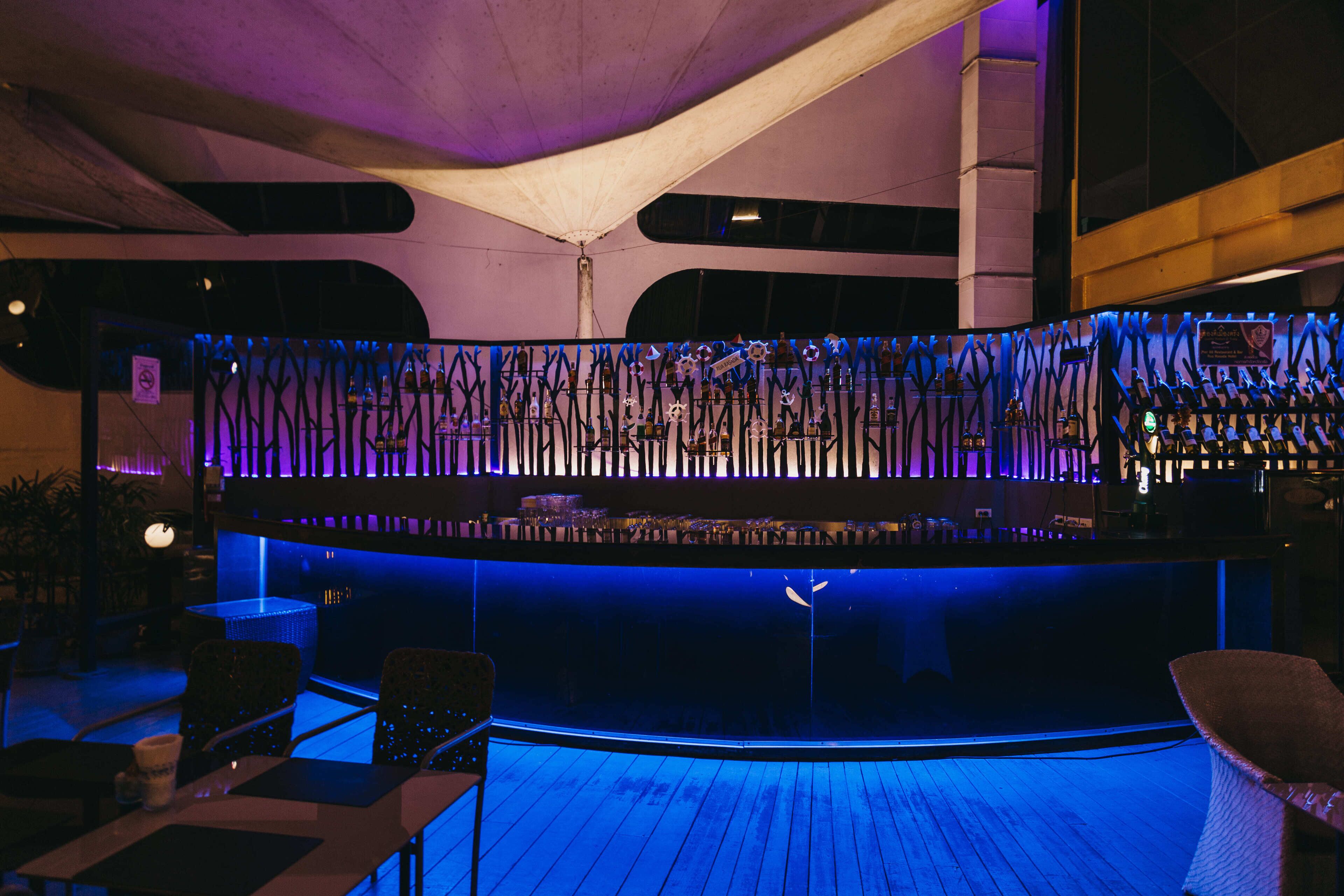 2 restaurants, breakfast, lunch, dinner served; international cuisine